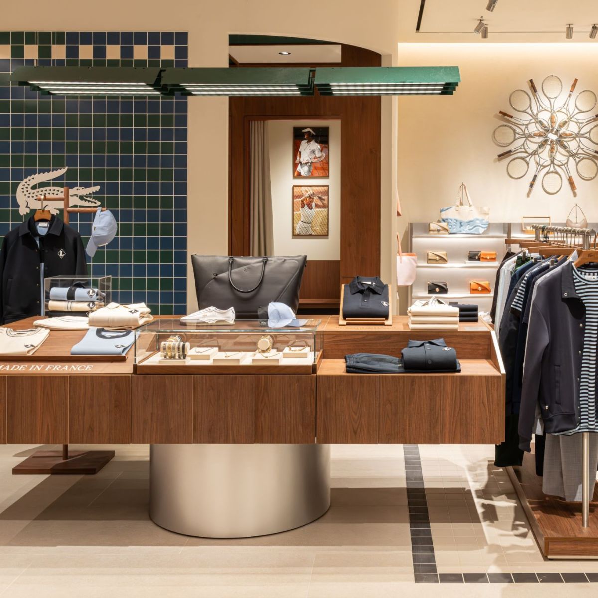 Boutique premium avec éclairage LED sur mesure et ambiance élégante