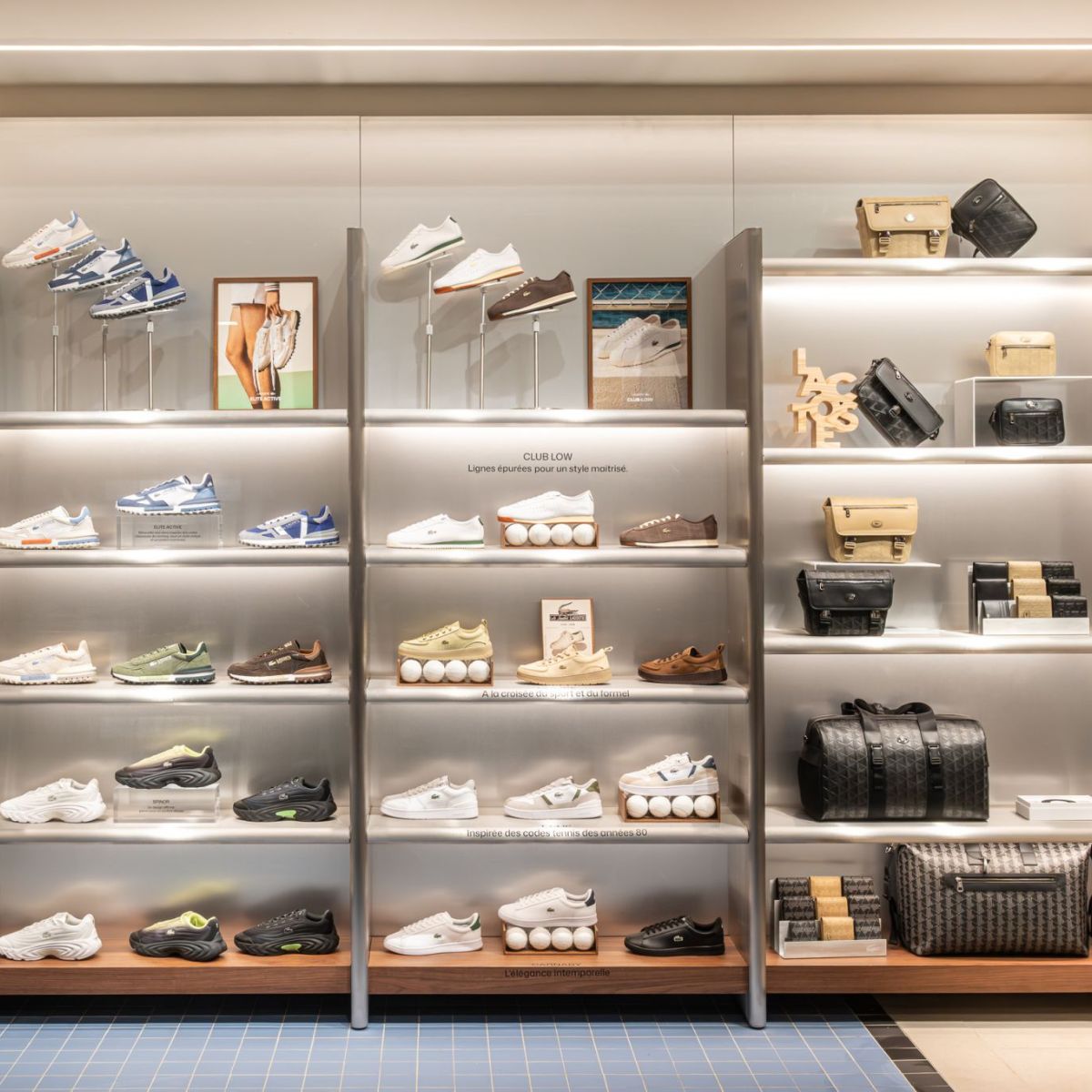 Éclairage rayon chaussures avec projecteurs LED en boutique retail