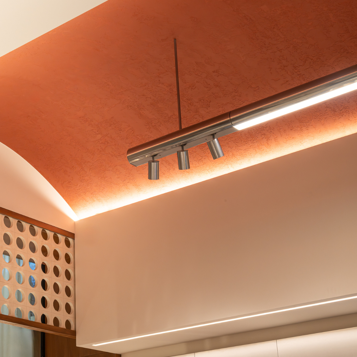 Luminaire chromé sur mesure installé dans une boutique premium à Nice