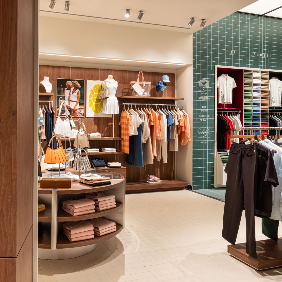 Éclairage architectural de boutique avec projecteurs et lignes lumineuses LED