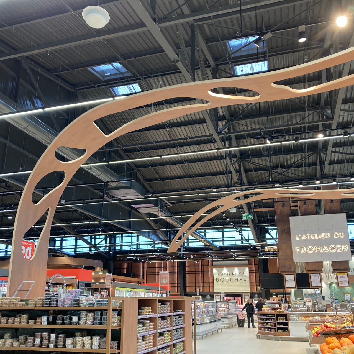 Éclairage LED d’une grande surface alimentaire – vue générale des rayons