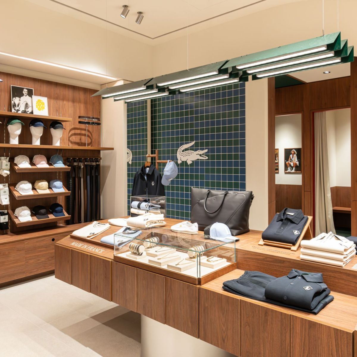 Suspension lumineuse verte sur mesure conçue pour une boutique à Nice