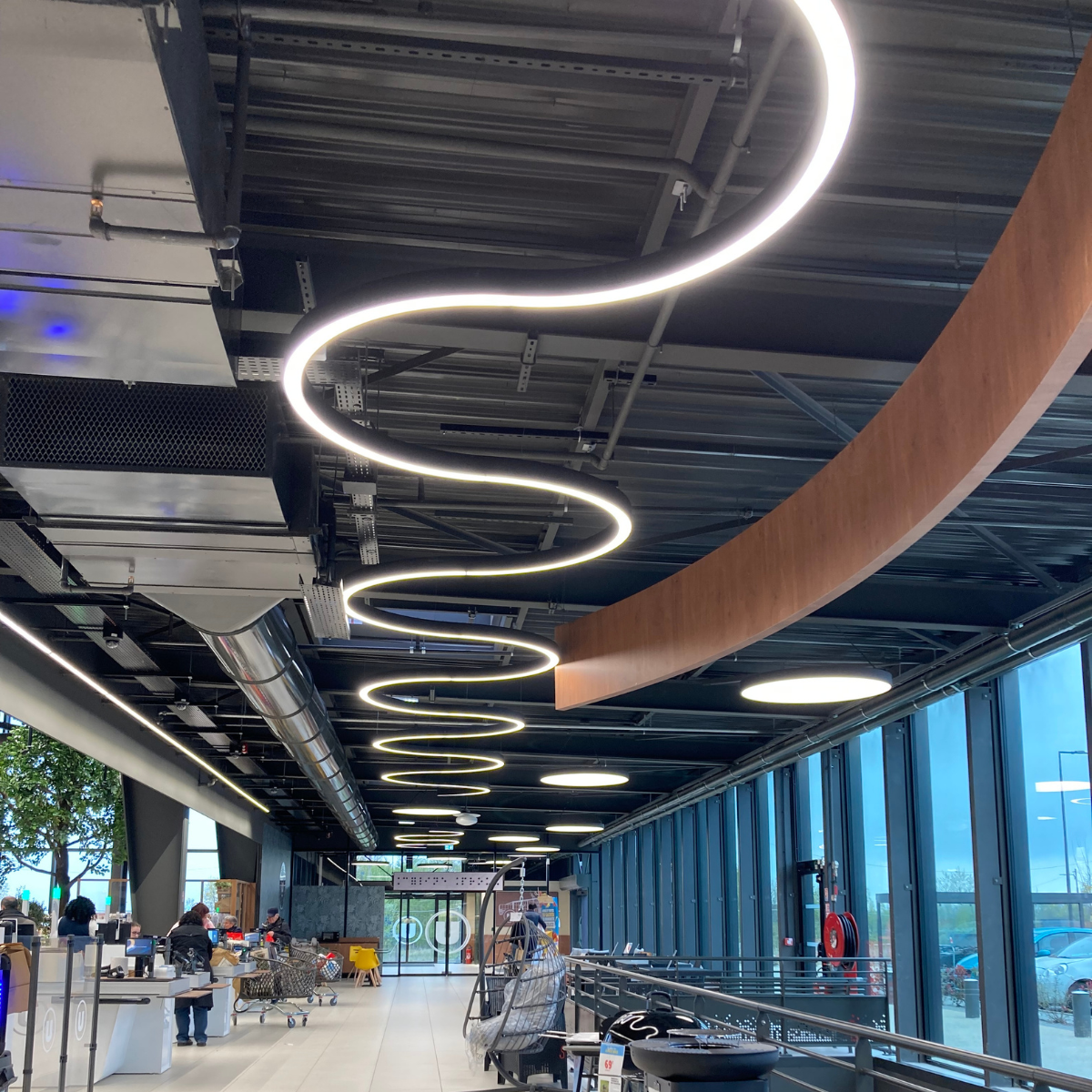 Éclairage LED allées de circulation grande surface alimentaire