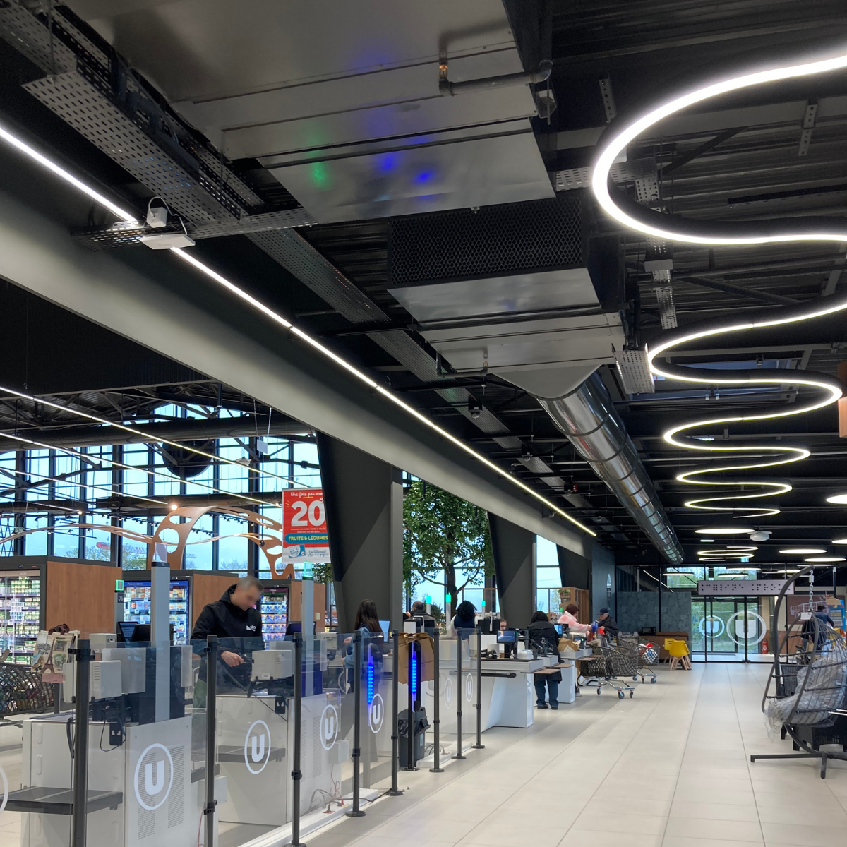 Éclairage LED zone caisses grande surface alimentaire