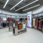 Thumbnail of http://Éclairage%20magasin%20de%20prêt-à-porter%20avec%20projecteurs%20LED%20et%20encastrés%20pour%20la%20mise%20en%20valeur%20des%20collections