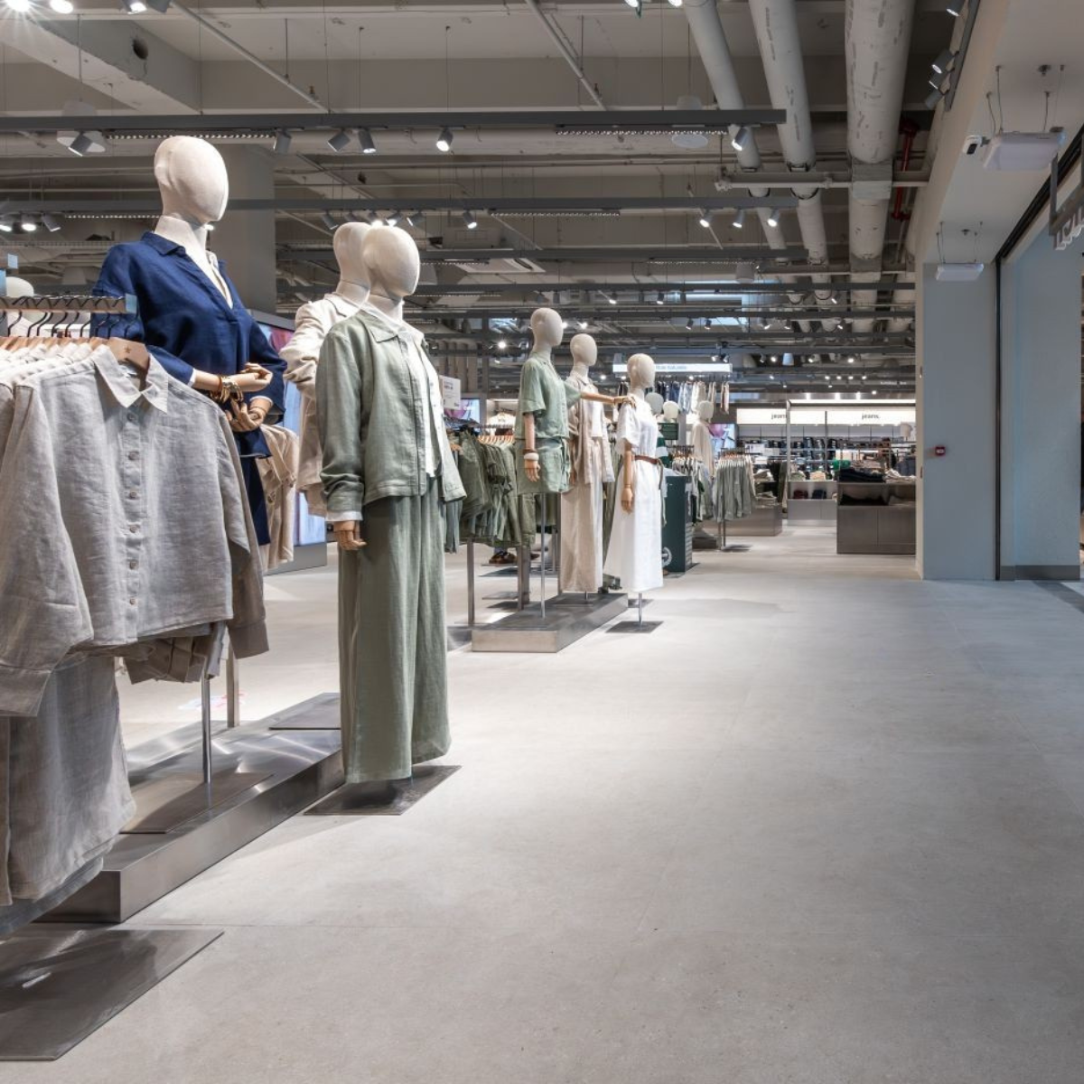 Vue intérieure d'un magasin de prêt-à-porter éclairé par des projecteurs LED TRATO