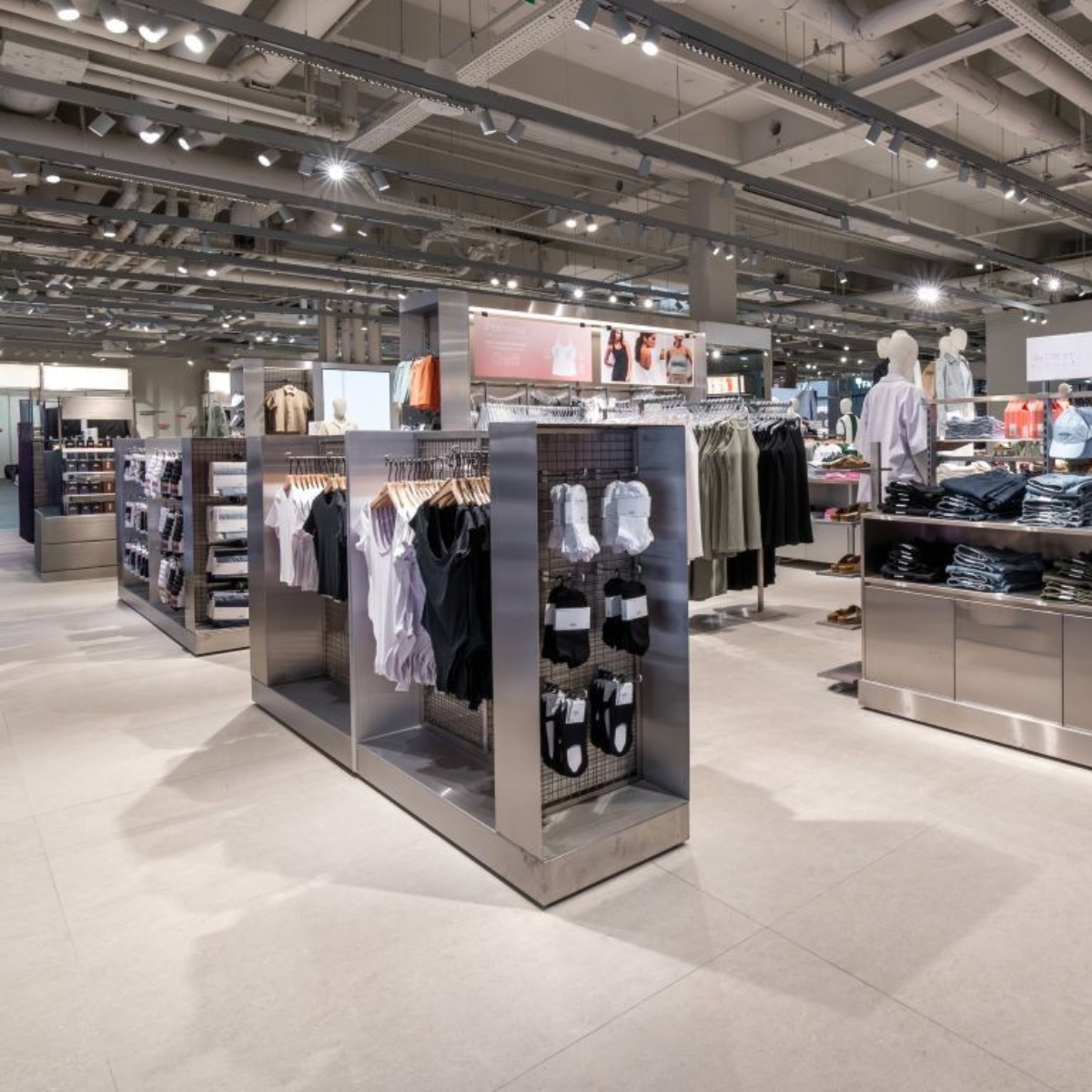 Éclairage commercial d'un espace de vente de prêt-à-porter avec luminaires LED