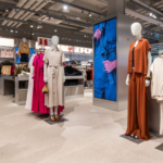 Thumbnail of http://Vue%20d'ensemble%20d'un%20magasin%20de%20prêt-à-porter%20bénéficiant%20d'un%20éclairage%20LED%20homogène