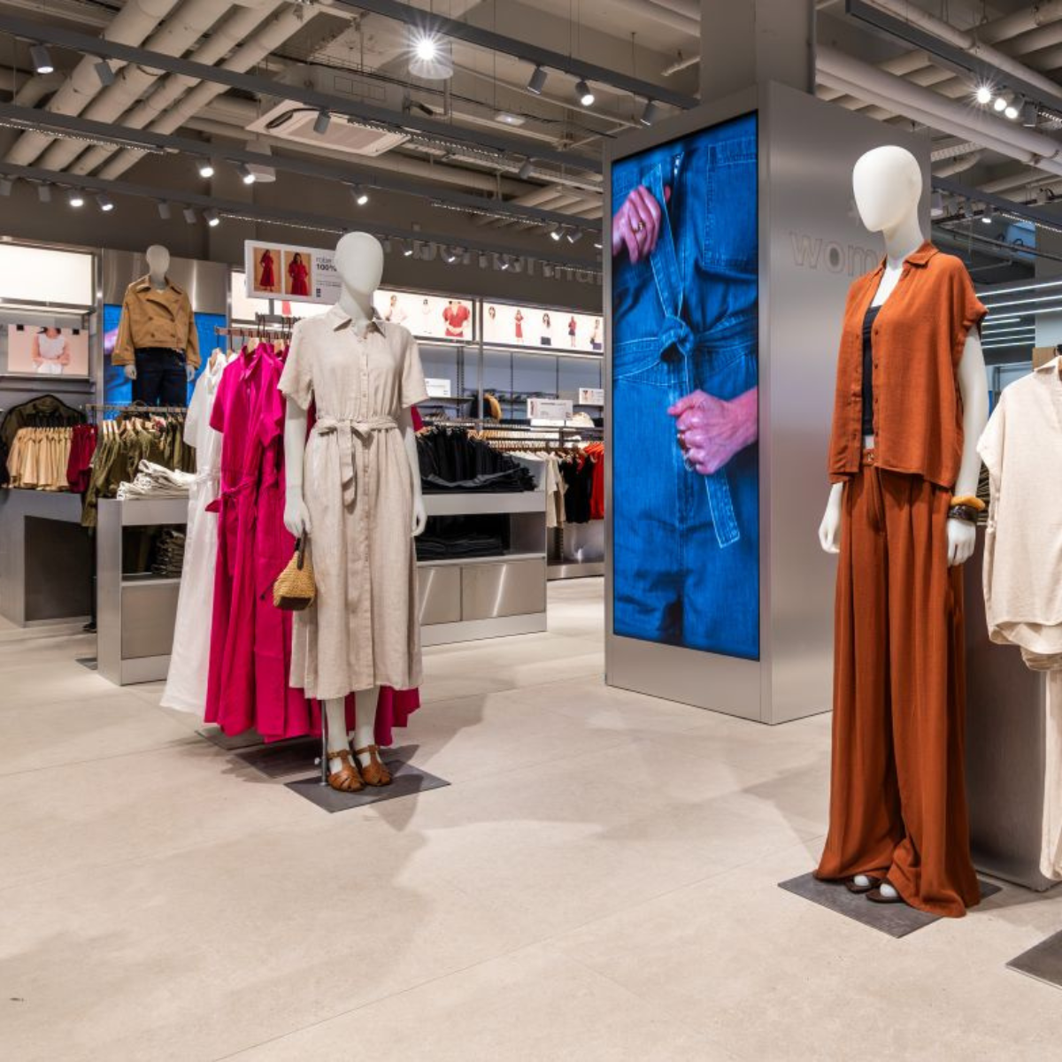 Vue d'ensemble d'un magasin de prêt-à-porter bénéficiant d'un éclairage LED homogène