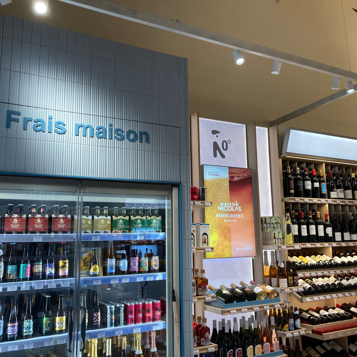 Éclairage sur rail installé dans le magasin Maison Nicolas.