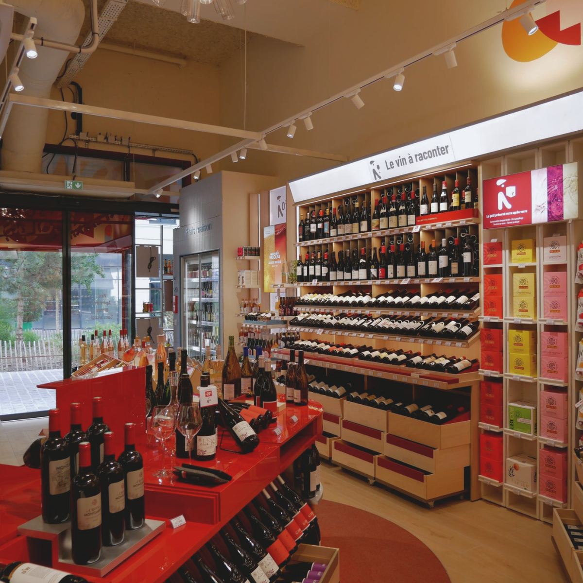 Éclairage des bouteilles et présentoirs dans le magasin Maison Nicolas.