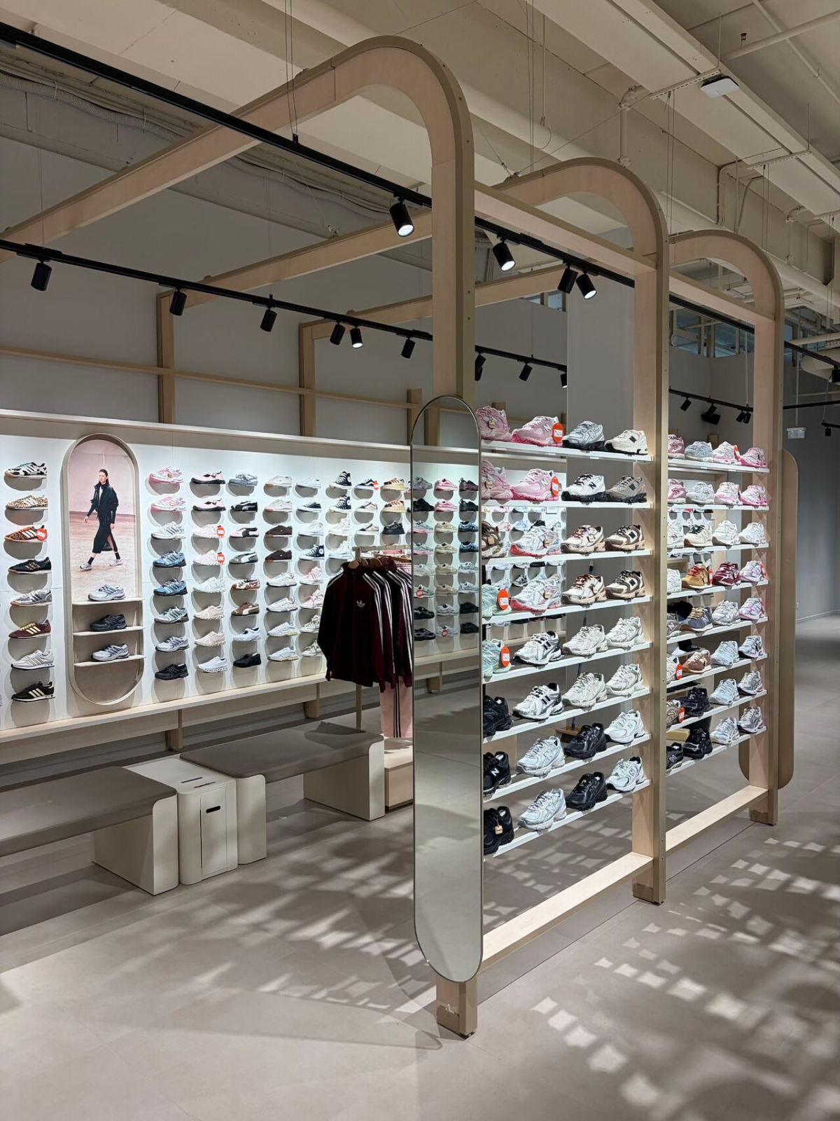 Projecteurs LED sur rail installés dans le magasin de chaussures à Dijon.