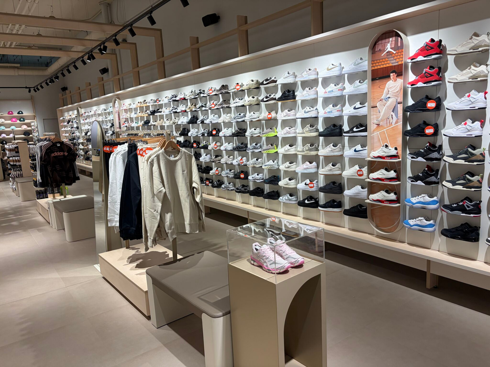 Éclairage des linéaires et des présentoirs dans le magasin de chaussures.