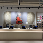 Thumbnail of http://Comptoir%20d'accueil%20éclairé%20par%20la%20solution%20TRATO%20dans%20le%20magasin%20de%20Dijon.
