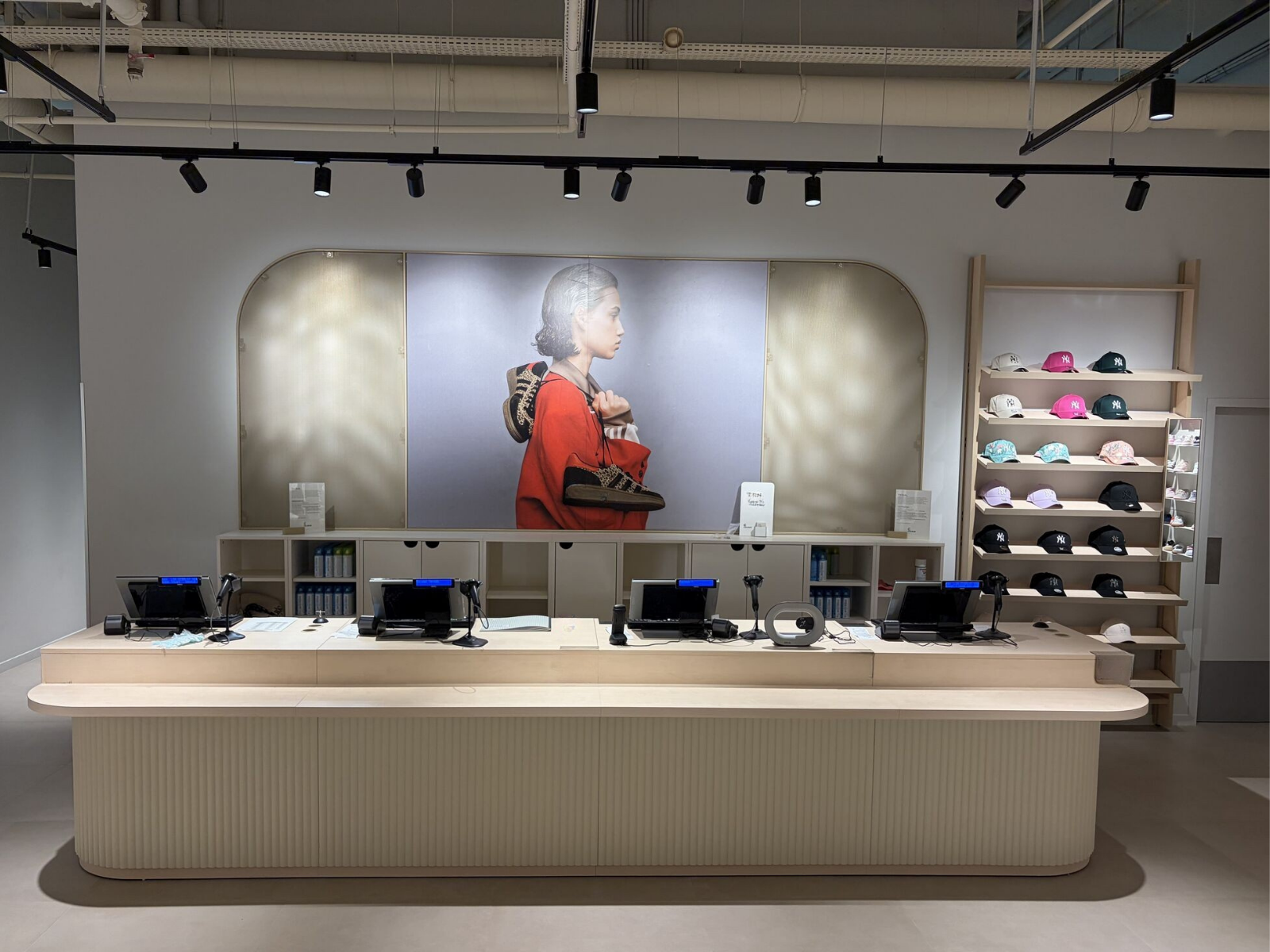 Comptoir d'accueil éclairé par la solution TRATO dans le magasin de Dijon.