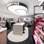 Thumbnail of http://Entrée%20d'un%20magasin%20de%20cosmétiques%20éclairée%20par%20une%20solution%20LED%20TRATO.