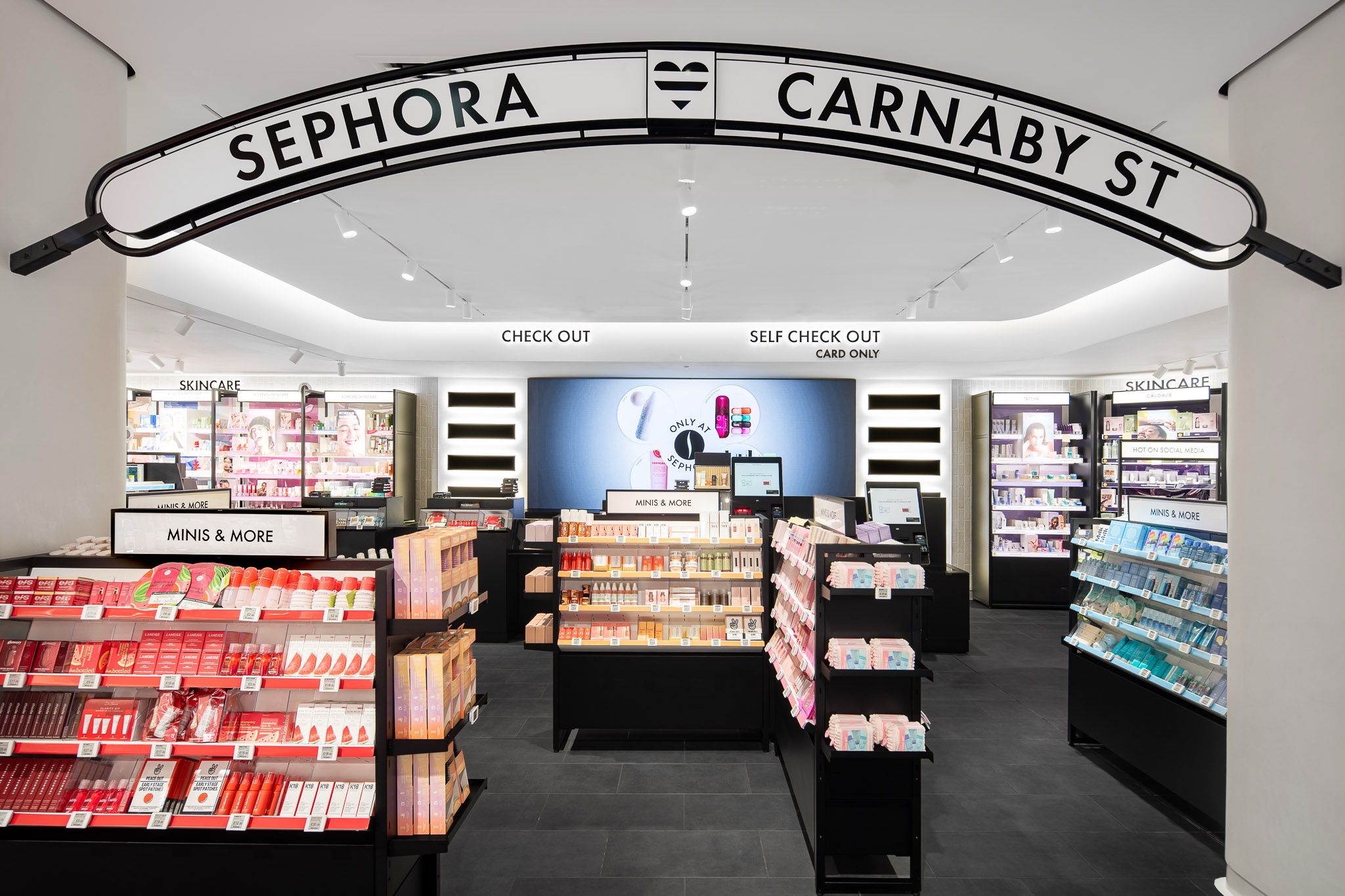 Éclairage d'un magasin de cosmétiques à Londres avec projecteurs LED TRATO