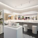 Thumbnail of http://Espace%20beauté%20éclairé%20par%20des%20luminaires%20LED%20TRATO%20dans%20un%20magasin%20de%20cosmétiques
