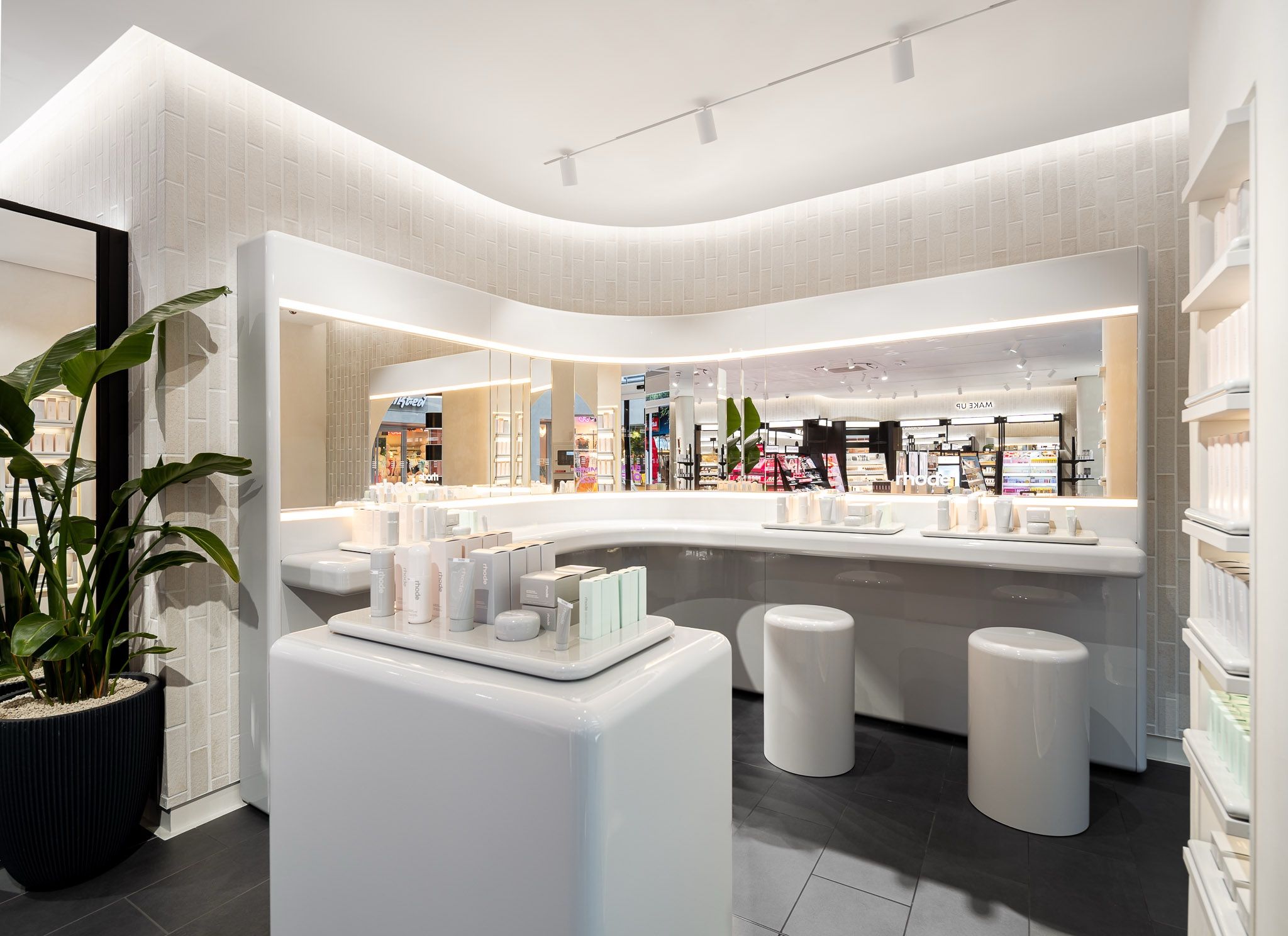 Espace beauté éclairé par des luminaires LED TRATO dans un magasin de cosmétiques