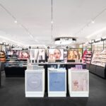 Thumbnail of http://Vue%20d'ensemble%20d'un%20magasin%20de%20cosmétiques%20éclairé%20par%20des%20luminaires%20LED%20TRATO