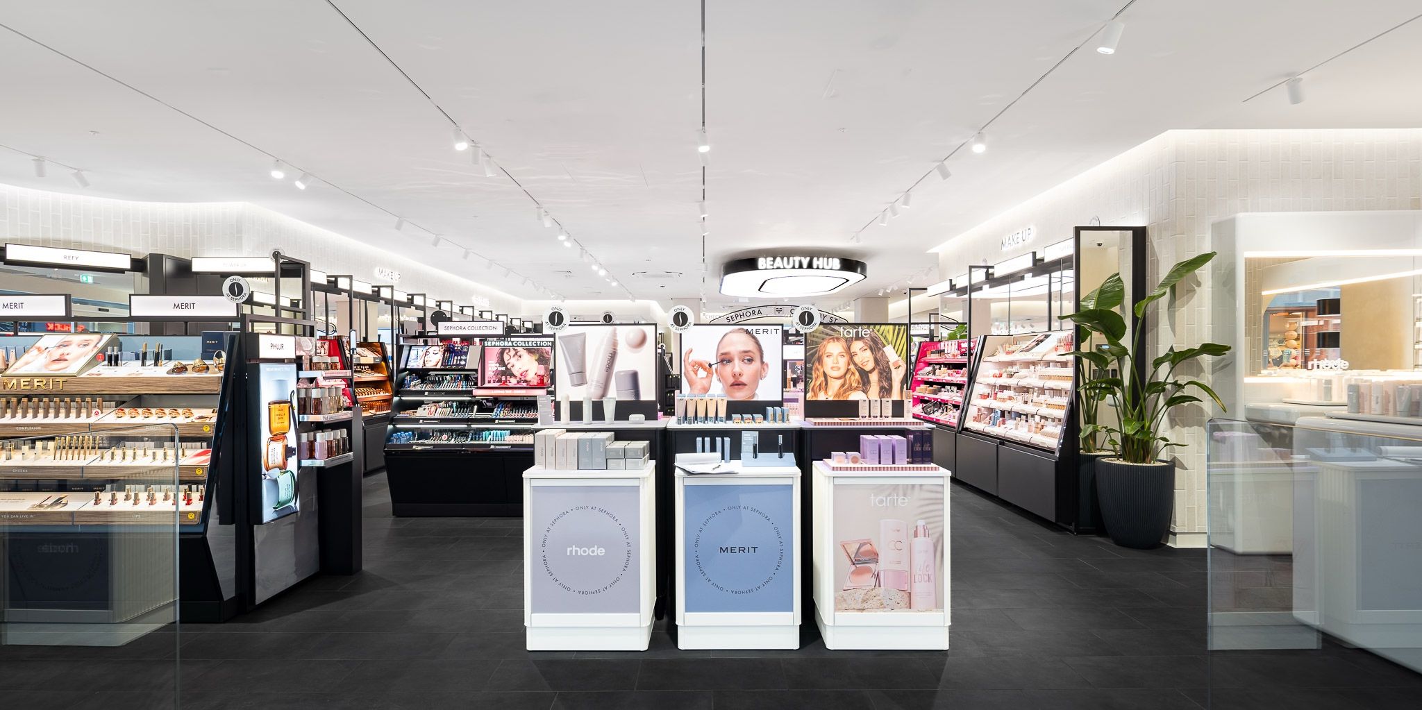 Vue d'ensemble d'un magasin de cosmétiques éclairé par des luminaires LED TRATO
