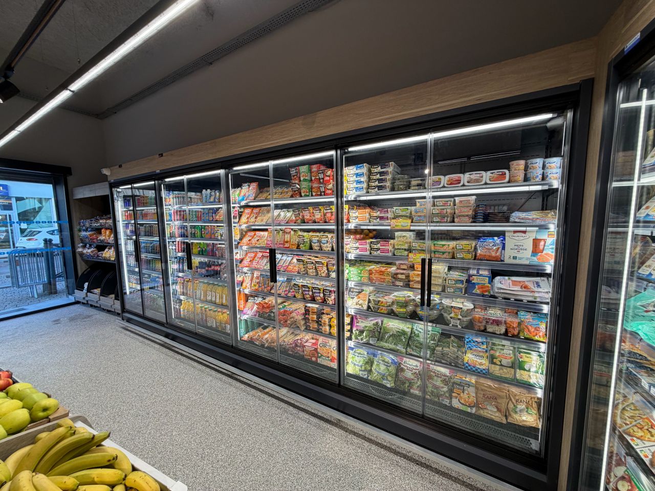 Éclairage des produits frais et meubles réfrigérés d’un magasin alimentaire