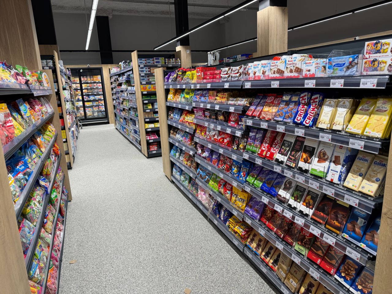 Éclairage des rayons et allées d’un magasin alimentaire