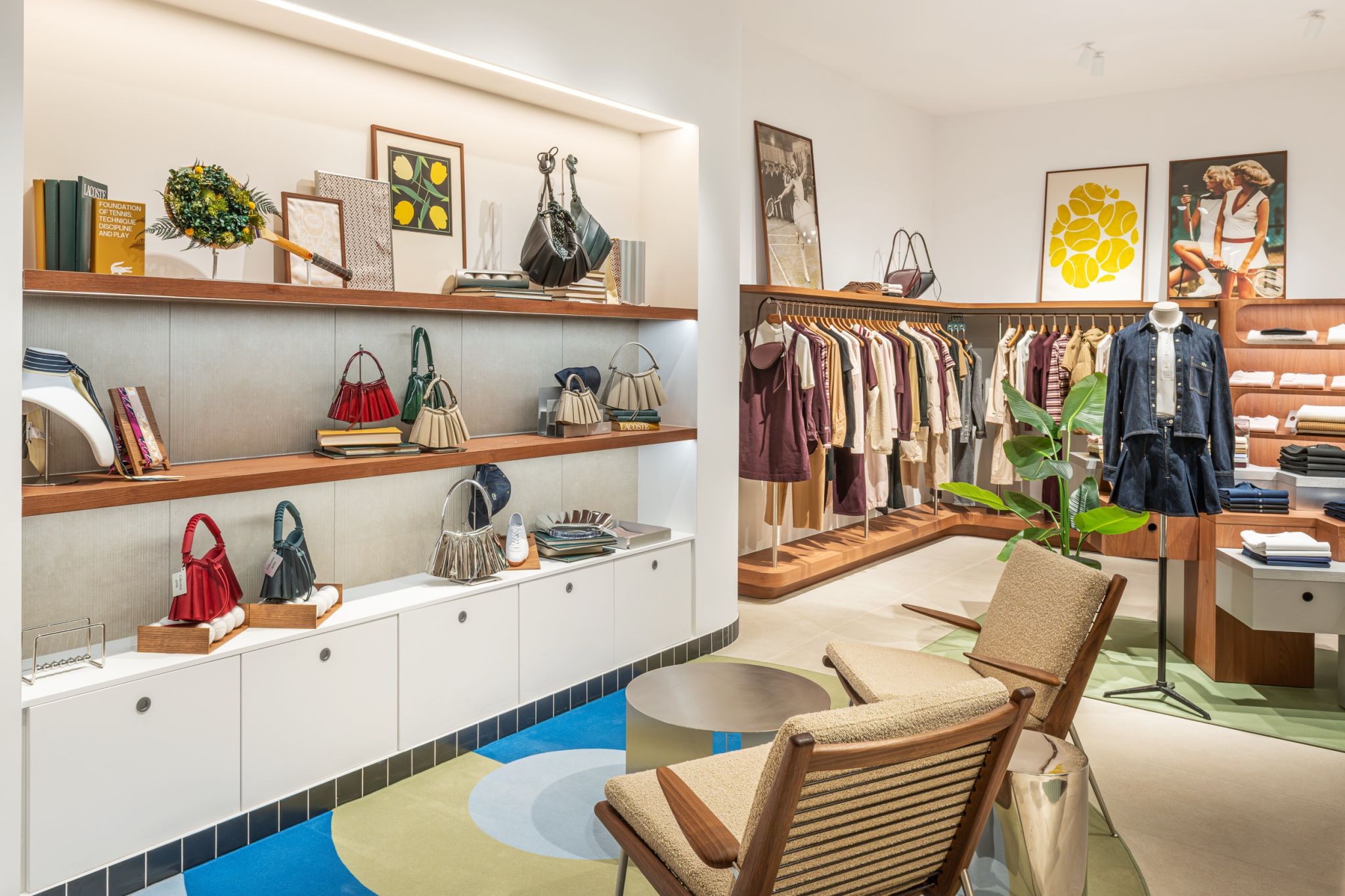 Éclairage d'un corner de prêt-à-porter féminin à Paris avec présentoirs de sacs et vêtements.