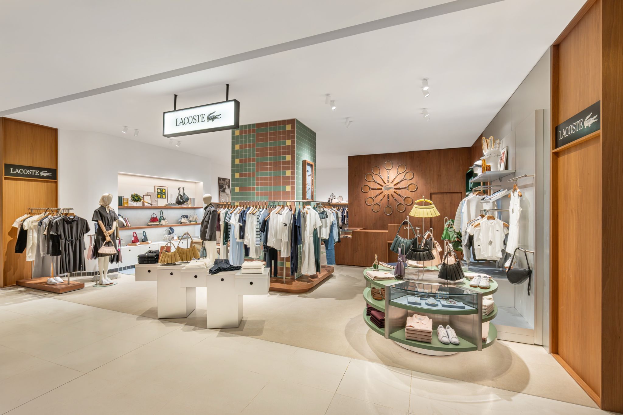 Vue générale de l'éclairage d'un corner de vêtements pour femme de 74 m² à Paris.
