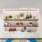 Thumbnail of http://Éclairage%20d'un%20présentoir%20de%20sacs%20et%20accessoires%20dans%20un%20corner%20de%20mode%20féminin%20à%20Paris.