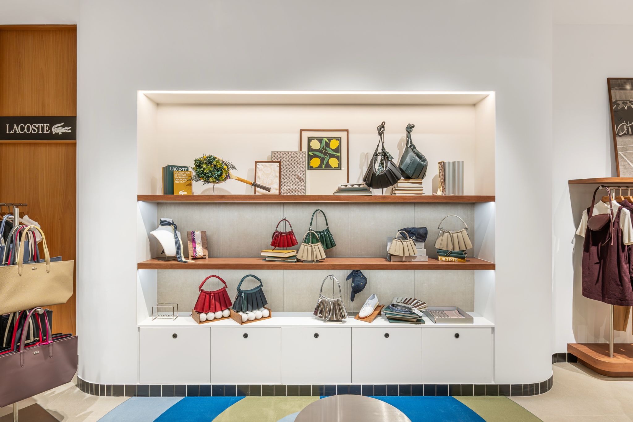 Éclairage d'un présentoir de sacs et accessoires dans un corner de mode féminin à Paris.