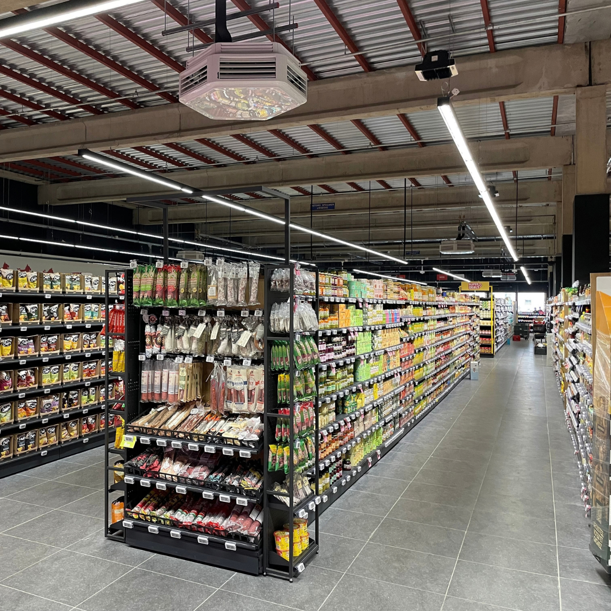 Éclairage des rayonnages d’un magasin alimentaire à Amay