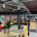 Thumbnail of http://Vue%20des%20rayonnages%20du%20magasin%20alimentaire%20à%20Amay,%20éclairés%20par%20des%20lignes%20continues%20pour%20accompagner%20les%20allées%20et%20mettre%20en%20valeur%20les%20produits.