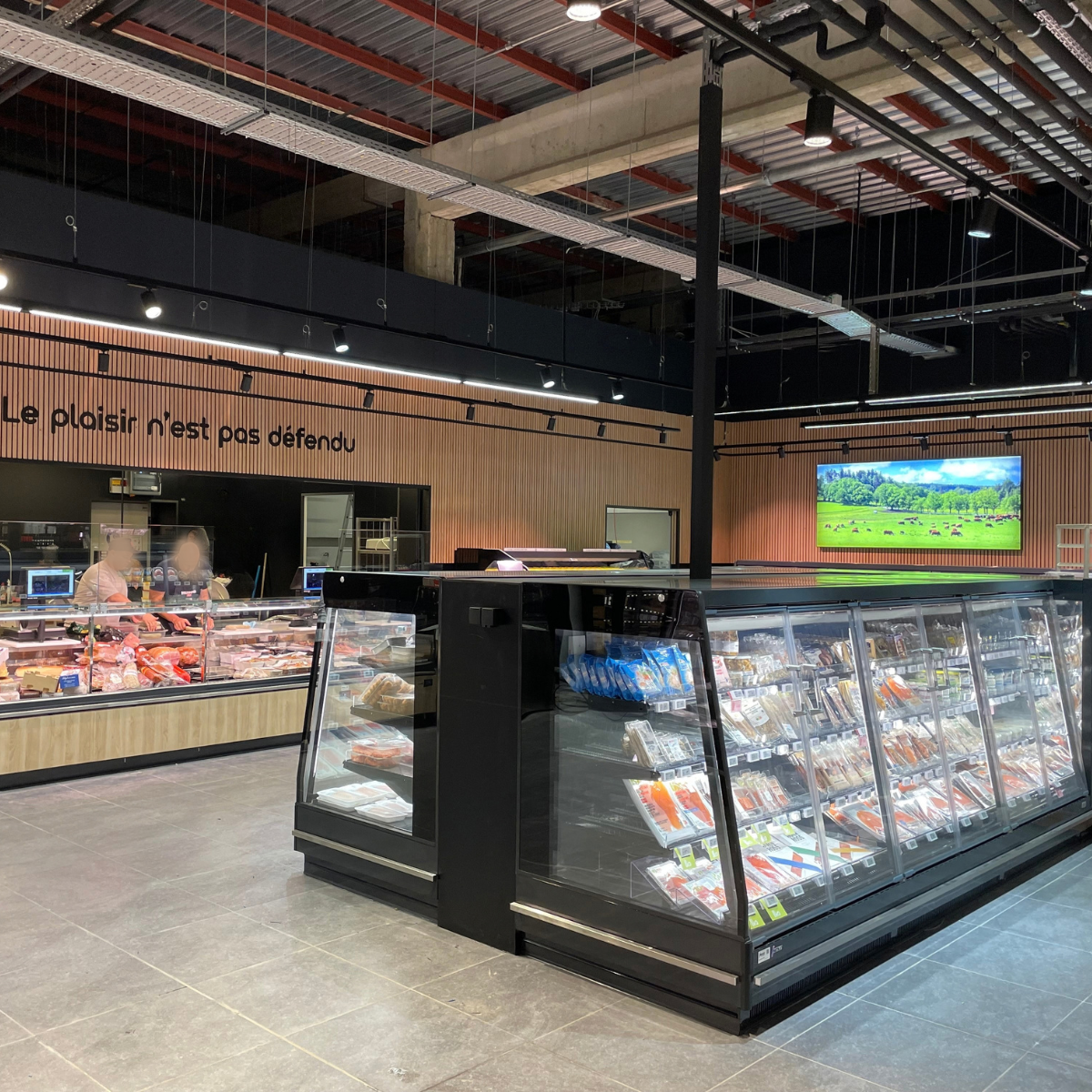 Éclairage de l’espace boucherie d’un magasin alimentaire à Amay
