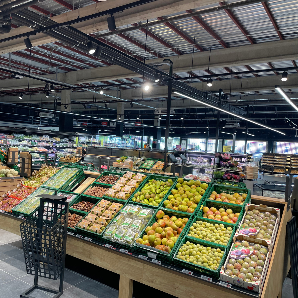 Éclairage de l’espace fruits et légumes d’un magasin alimentaire à Amay